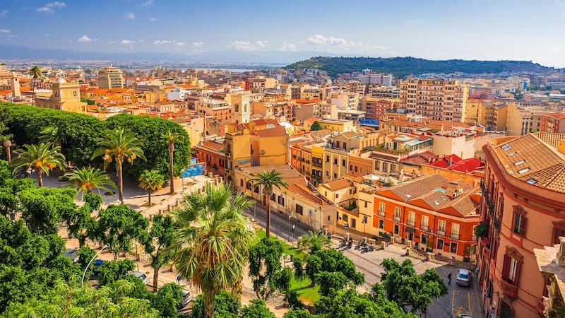 Tirar residuos en las playas de Cerdeña puede generar multas de entre 1.000 y 10.000 euros. Fuente: ShutterStock