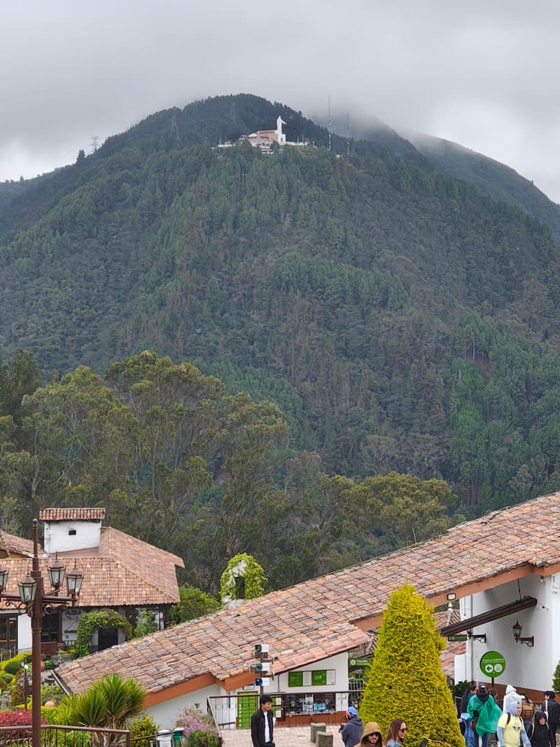 Un entrenador personal y creador de contenido colombiano reveló cuántas calorías se queman al escalar el cerro de Monserrate.