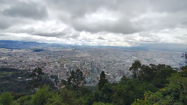 Más de 400: este es el número de calorías que podrías gastar al subir el cerro de Monserrate de principio a fin