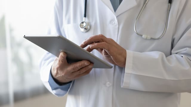 Es oficial | El Gobierno impulsa la reducción de la jornada laboral para los médicos: así cambiarán las guardias
