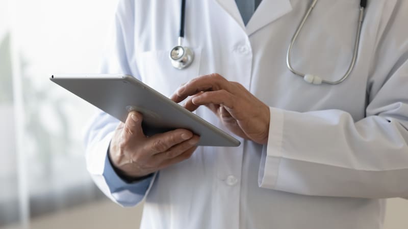 Patricio Ochoa, médico cirujano: “Usar auriculares Bluetooth es como ponerte un microondas en la cabeza”.