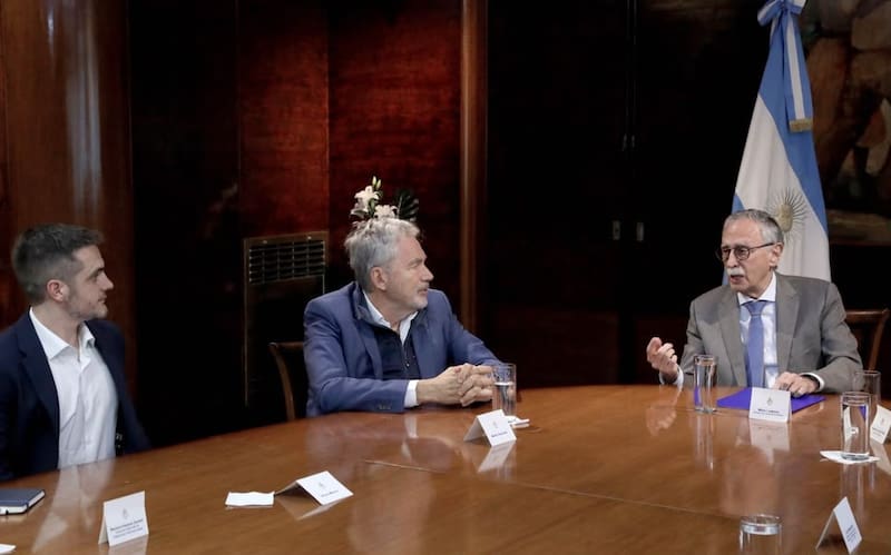 Bruno Marino, Martín Varsavsky, con el Ministro de Salud, Mario Iván Lugones.