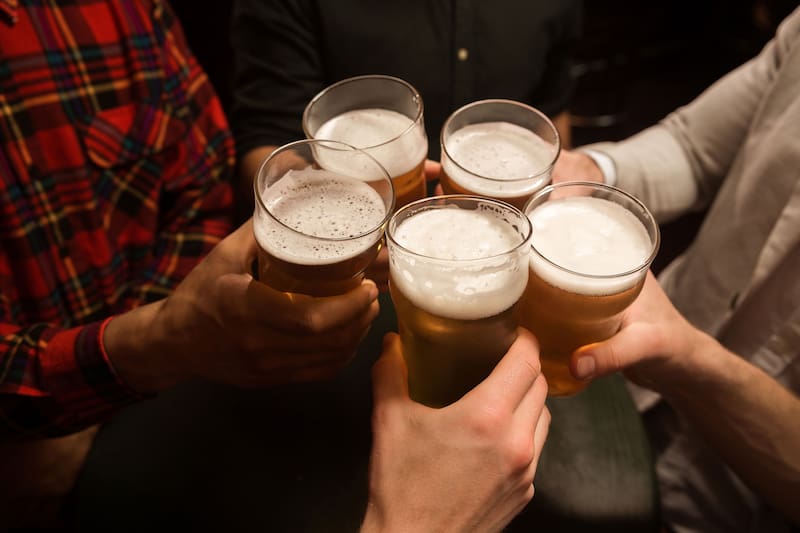 The government of Alaska maintains in force a regulation that is part of the state code on alcoholic beverage control and sets out direct obligations for owners and employees of establishments. Image: Freepik.