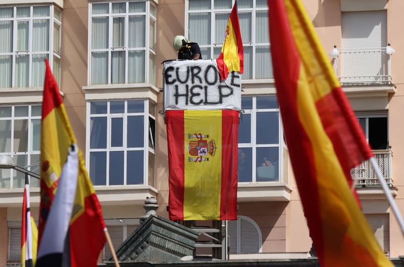 CEUTA, 31/08/2026.- Los bomberos de Ceuta han convocado una concentración este lunes ante la sede de la Delegación del Gobierno que pretende reunir a todos los servicios de primera línea de la ciudad para reclamar "medios, recursos y soluciones" por la crisis que afecta a la autonomía ceutí. EFE/Reduan