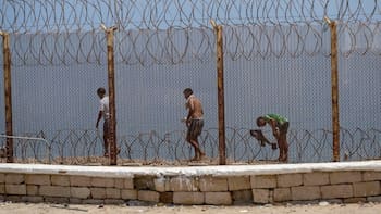Youssef, inmigrante marroquí, tras pasar un día en Ceuta: “Aquí no hay nada, no he podido ni recargar el móvil”