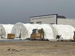 Ceuta habilita en el puerto su mayor centro de acogida: 1700 migrantes pasan allí su primera noche y otros siguen acampando en las playas