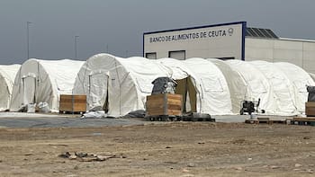 Ceuta habilita en el puerto su mayor centro de acogida: 1700 migrantes pasan allí su primera noche y otros siguen acampando en las playas