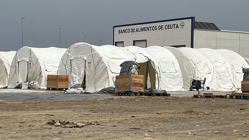 Ceuta habilita en el puerto su mayor centro de acogida: 1700 migrantes pasan allí su primera noche y otros siguen acampando en las playas.