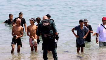 Ceuta se estabiliza con 3.000 efectivos desplegados: el PP exige que “no quede ni uno” de los migrantes y Vox pide militarizar la frontera