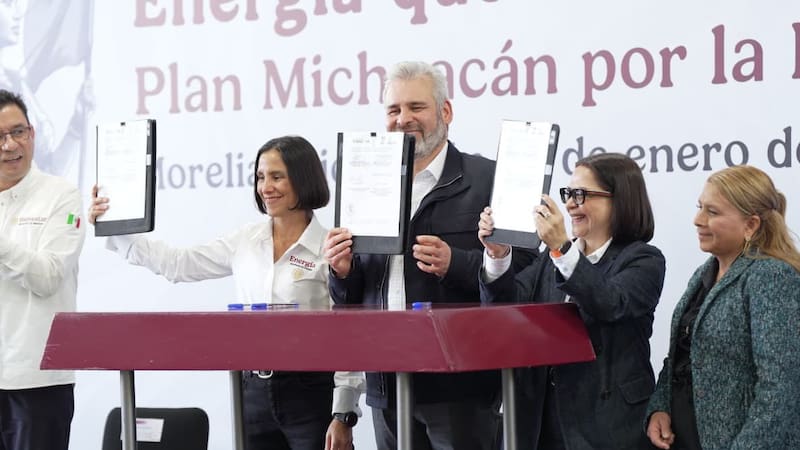 La Secretaria de Energía, Luz Elena González Escobar atestiguó la Firma del Convenio “Energía que Transforma” signado por el gobernador de Michoacán, Alfredo Ramírez Bedolla y la directora general de la Comisión Federal de Electricidad, Emilia Esther Calleja Alor.