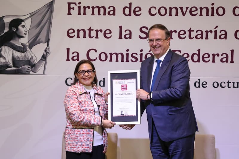 La directora de la CFE, Emilia Calleja Alor, y el titular de la Secretaría de Economía, Marcelo Ebrard, firmaron el convenio de colaboración para difundir El Buen Fin.