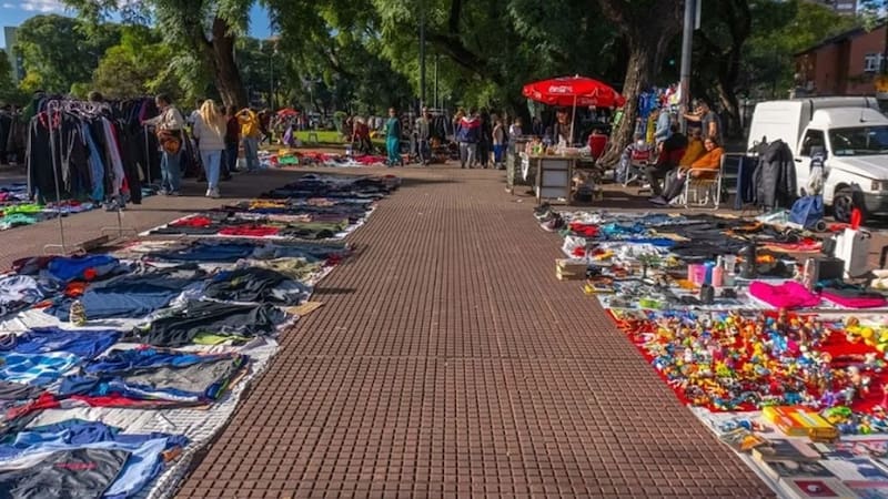 En plazas y parques, la gente vende lo propio en ocasiones, para poder sobrevivir.