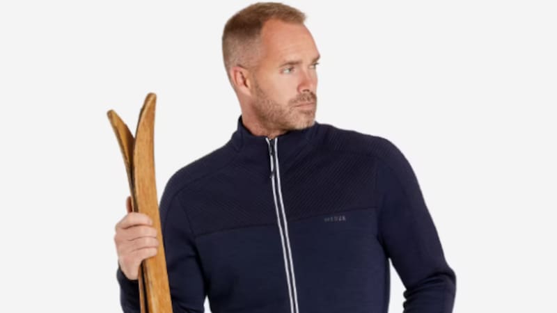 Esta chaqueta polar de Decathlon es ideal para esquiar: protege de la nieve y el frío extremo.