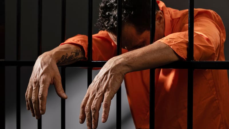 Charles Bukowski, escritor: “Si quieres saber quiénes son tus amigos de verdad, consigue que te metan en la cárcel”