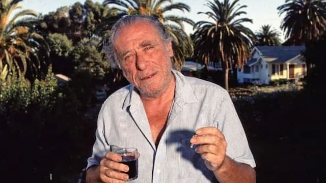 Charles Bukowski, escritor: “Si quieres saber quiénes son tus amigos de verdad, consigue que te metan en la cárcel”