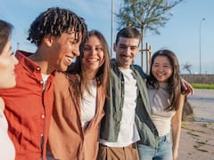 Charles Bukowski, escritor: “Si quieres saber quiénes son tus amigos de verdad, consigue que te metan en la cárcel”