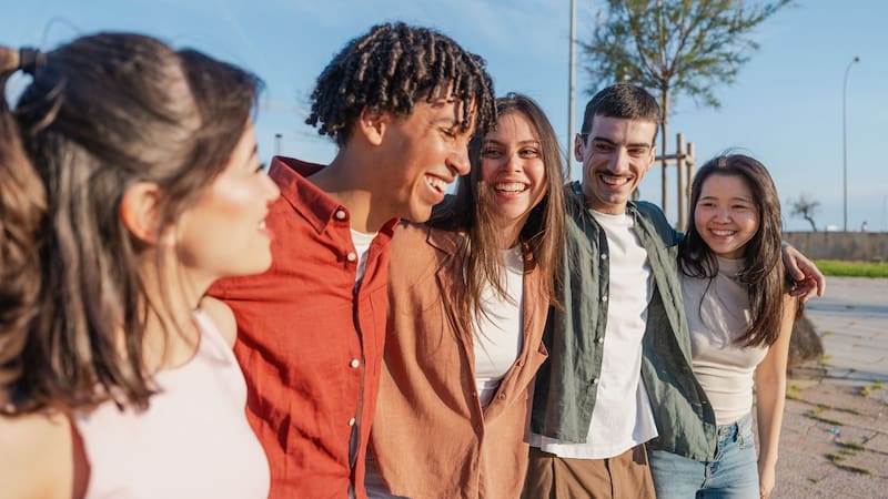 Charles Bukowski, escritor: “Si quieres saber quiénes son tus amigos de verdad, consigue que te metan en la cárcel”. Foto: Shutterstock