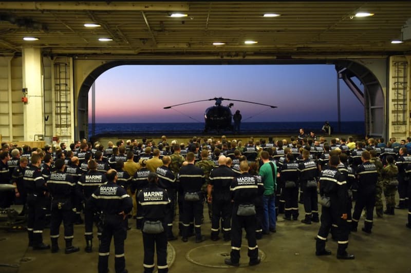 El Charles de Gaulle (R91) puede operar entre 30 y 40 cazas Dassault Rafale M desde su cubierta de vuelo de 200 metros.