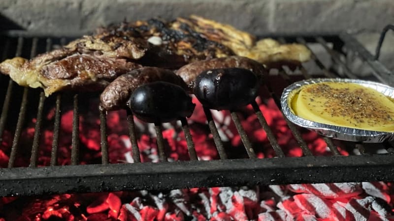 Algunos hospedajes en Chascomús ofrecen la posibilidad de realizar asado para pasar un buen momento entre amigos. Foto: Roxana Toral Reyes / El Cronista.