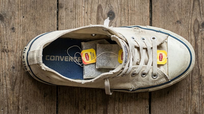 Chau mal olor: el truco con saquitos de té que deja tus zapatillas como nuevas sin arruinarlas
