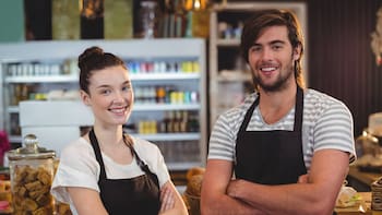 Adiós a las propinas en cafés, restaurantes y repartidores: la regla que exige a los meseros no cobrar dinero adicional por su servicio