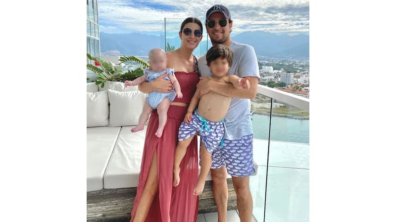 El piloto mexicano de Fórmula 1, Sergio "Checo" Pérez, aparece acompañado de su esposa Carola Martínez y dos de sus hijos en su casa de Puerto Vallarta en enero de 2021.