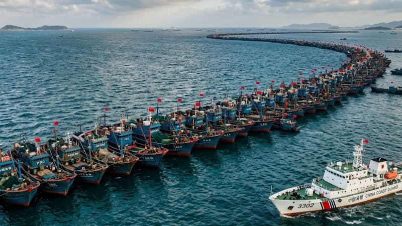 China se le planta a toda Asia y construye una barrera de barcos en medio de mar: mide más de 300 km e inquieta a las potencias mundiales.