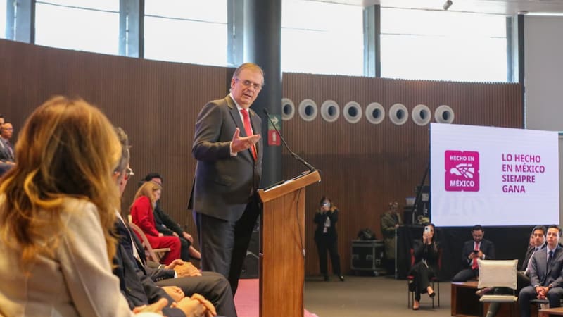 Marcelo Ebrard en un evento de promoción de productos hechos en México.