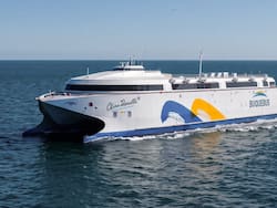 Llega a Buenos Aires el ferry eléctrico más grande del mundo y “llena el tanque” con transformadores argentinos