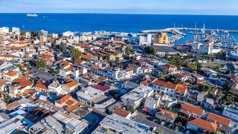El país 50 veces más chico que España que casi quiebra y ahora lo supera en PBI: tiene menos de 2 millones de habitantes