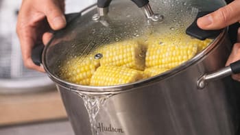 Dejá de hervirlo en agua: así es como debés cocinar el choclo para conservar sus nutrientes