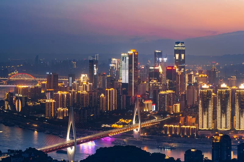 En la ciudad china de Chongqing, un rascacielos horizontal de 300 metros de extensión y 12.000 toneladas flota a 250 metros de altura conectando cuatro torres.