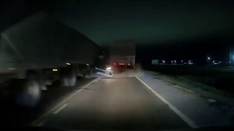 Brutal choque y milagro entre cinco vehículos: el múltiple accidente que dejó personas atrapadas y una importante ruta cortada.