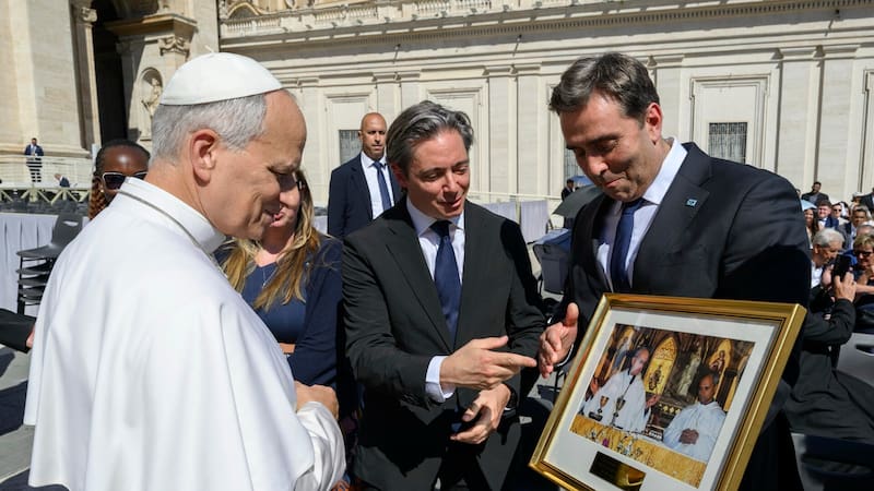 Christian Asinelli, vicepresidente corporativo de Programación Estratégica de CAF, y el intendente Leonardo Boto junto a León XIV