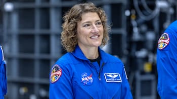 Christina Koch, astronauta de la NASA: “Hizo falta enviar a personas alrededor de la Luna para que el amor triunfara”