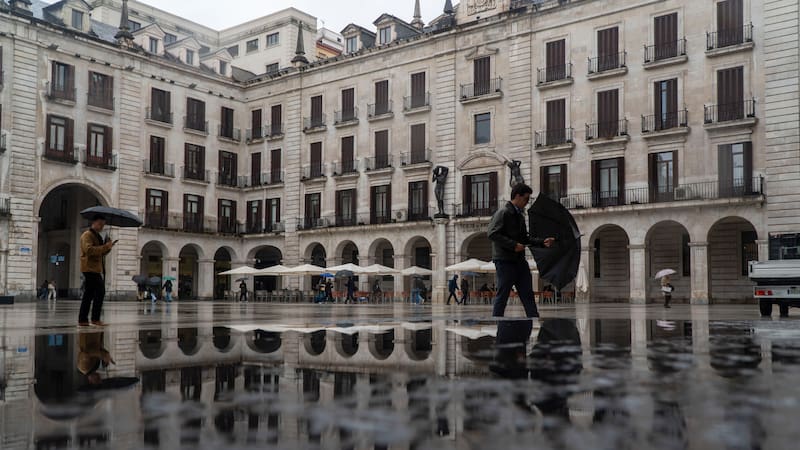 FOTODELDÍA SANTANDER, 04/05/2026.-La Agencia Estatal de Meteorología anuncia para este lunes en Cantabria cielos nubosos o cubiertos, con lluvias y chubascos, que pueden ser localmente fuertes e ir acompañados de tormentas. La cota de nieve se situará por encima de 1.600-1.800 metros. Las temperaturas mínimas se esperan en ligero descenso y las máximas, en descenso moderado, que puede ser localmente notable en el sureste.-EFE/ Román G. Aguilera