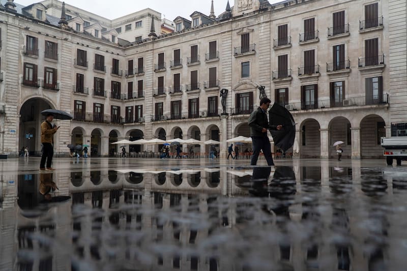 FOTODELDÍA SANTANDER, 04/05/2026.-La Agencia Estatal de Meteorología anuncia para este lunes en Cantabria cielos nubosos o cubiertos, con lluvias y chubascos, que pueden ser localmente fuertes e ir acompañados de tormentas. La cota de nieve se situará por encima de 1.600-1.800 metros. Las temperaturas mínimas se esperan en ligero descenso y las máximas, en descenso moderado, que puede ser localmente notable en el sureste.-EFE/ Román G. Aguilera