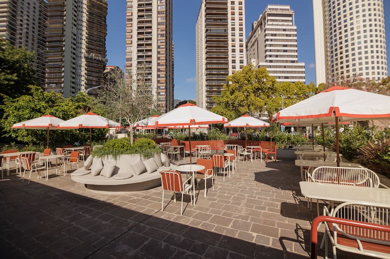 La terraza de Chuchú, con vista a los edificios de Libertador.