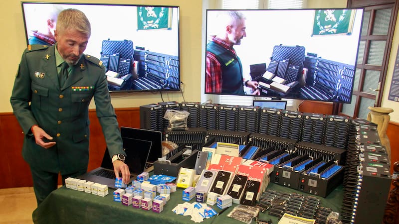 Golpe histórico contra una red de ciberestafas que enviaba millones de mensajes y llamadas a la vez.