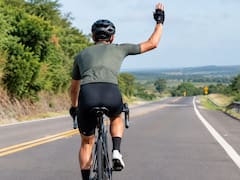 Qué significa que un ciclista levante la mano y por qué los autos deben reducir la velocidad