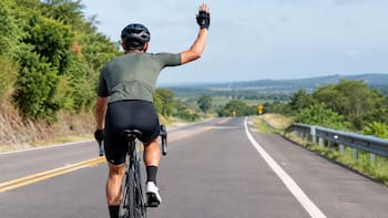 Qué significa que un ciclista levante la mano y por qué los autos deben reducir la velocidad