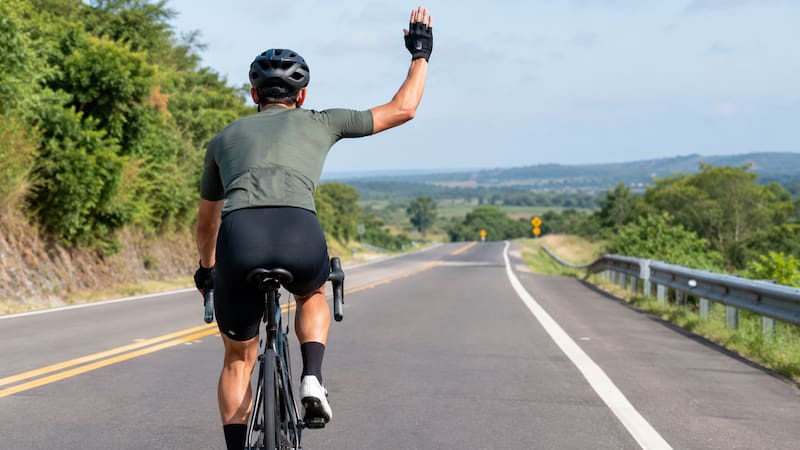 Qué significa que un ciclista levante la mano y por qué los automovilistas deben reducir la velocidad. (Representación creada con IA)