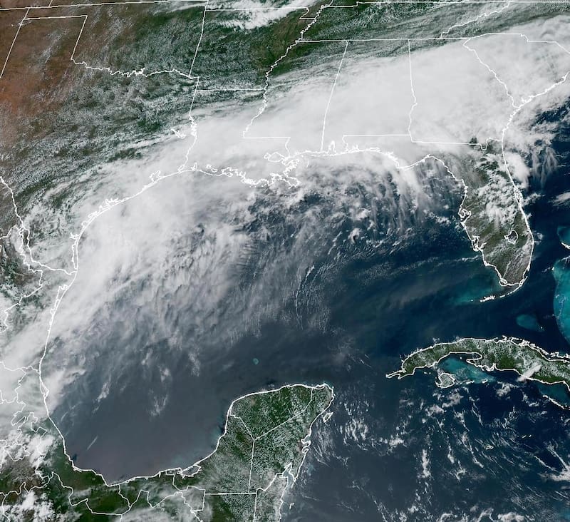 Fotografía satelital cedida por la Oficina Nacional de Administración Oceánica y Atmosférica (NOAA) a través del Centro Nacional de Huracanes (NHC) estadounidense que muestra el estado del clima en el Golfo de México