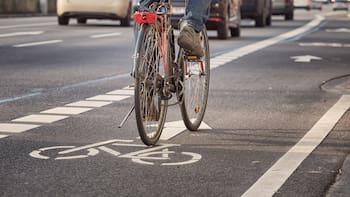 El Gobierno cambia las carreteras: podrán quitar espacio a los coches para las bicicletas