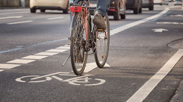 El Gobierno cambia las carreteras: podrán quitar espacio a los coches para las bicicletas