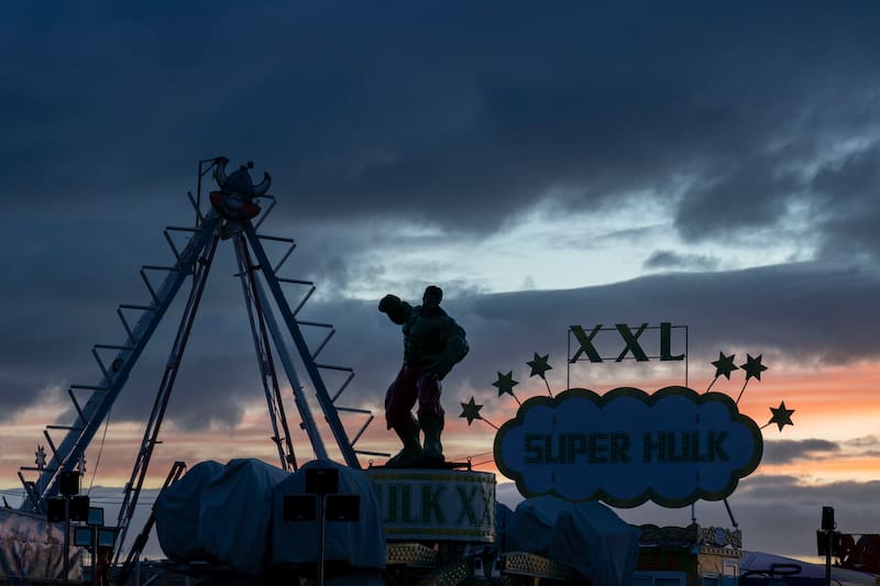 PUERTO DEL ROSARIO (ESPAÑA), 02/02/2026.- Vista del amanecer en el parque de atracciones de Puerto del Rosario este lunes, cuando los cielos nubosos, las lluvias débiles y los vientos con intervalos fuertes o muy fuertes predominarán en Canarias, según la Aemet. EFE/Carlos de Saá.