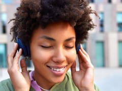 Escuchar siempre la misma canción: qué significa y qué dice la psicología de las personas que lo hacen