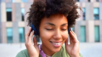 Escuchar siempre la misma canción: qué significa y qué dice la psicología de las personas que lo hacen