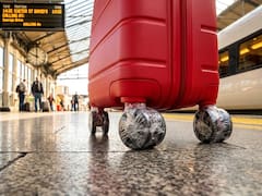 Colocar cinta adhesiva en las ruedas de la valija: para qué sirve y por qué lo recomiendan antes de viajar