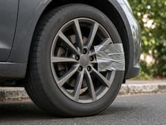 Poner cinta adhesiva en la rueda del auto: para qué sirve y por qué lo recomiendan
